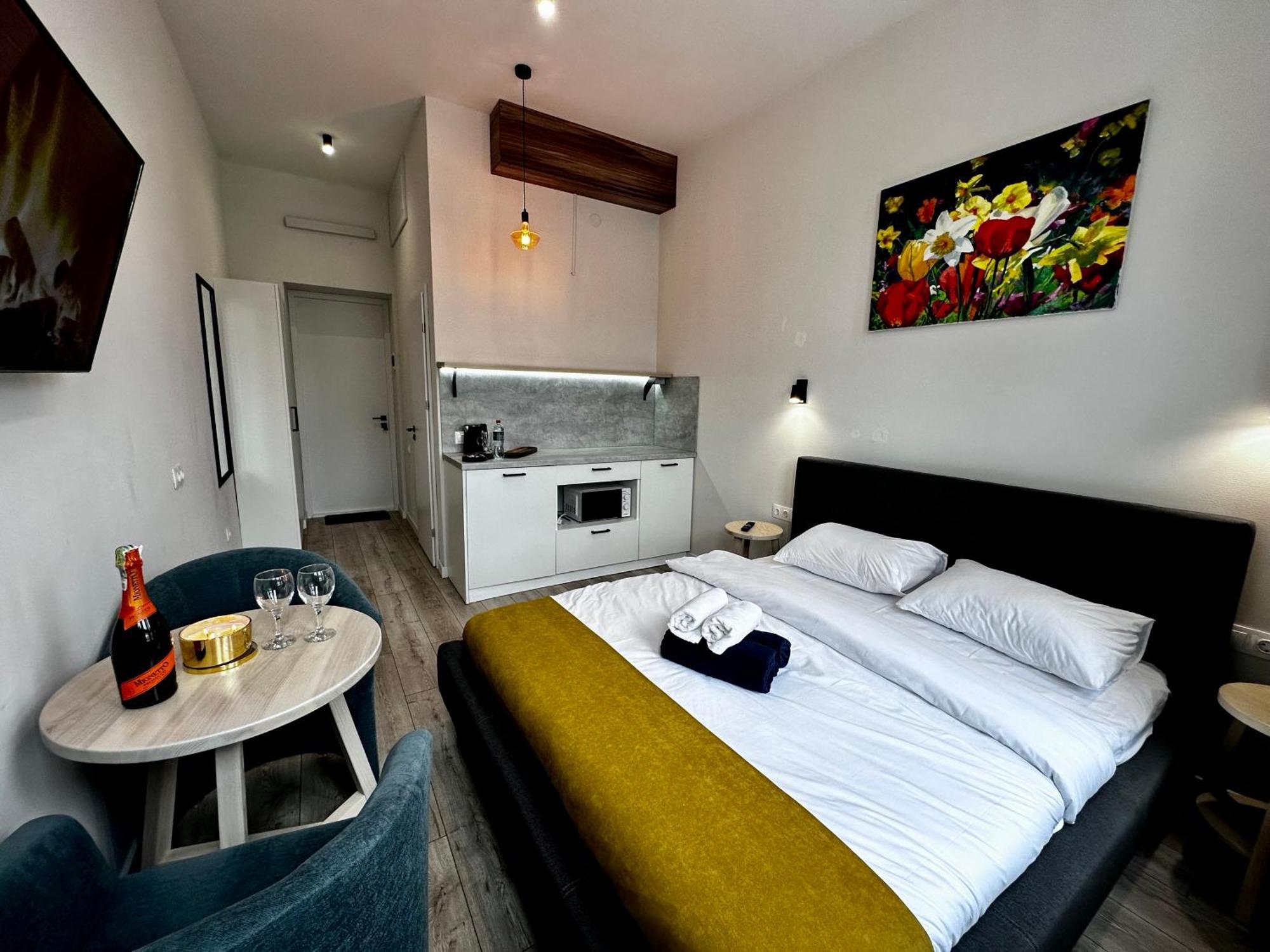 Hotel Gallery 21 Lviv Exterior photo